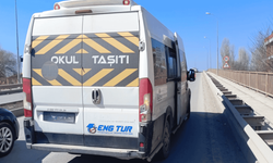 Eskişehir'de öğrenci dolu servise çarpan otomobil sürücüsü kaçtı
