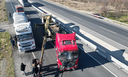 TIR ve yolcu minibüsü çarpıştı: 11 kişi yaralandı