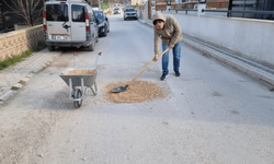 Eskişehir'de bozuk yolları onarmak vatandaşa kaldı