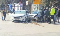 Eskişehir'de kaza yapan araç hurdaya döndü: Yaralı var