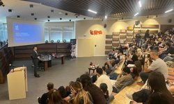 Abdulkadir Çay Anadolu Üniversitesi’nde öğrencilere dijital dönüşüm çağında haberciliği anlattı