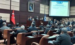 AK Parti grubu meclisi terk etti!