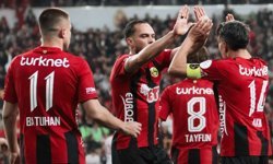 Eskişehirspor-Balıkesirspor maçında ilk yarı sona erdi: Akın Akman sahneye çıktı