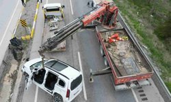 Sürüklenerek yan yatan araçtan dışarı fırladı: Olay yerinde hayatını kaybetti