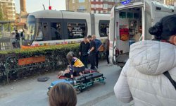 Eskişehir'de kaldırıma çıkan araç yayanın üzerinden geçti