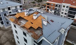 Eskişehir'de ortalık savaş alanına döndü: Fırtına çatıyı parçaladı