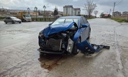 Eskişehir'de otomobil çöp kamyonuna çarptı: Hastaneye kaldırıldı