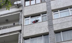 Eskişehir'de korku dolu anlar: 6'ncı kattan başına cam düştü