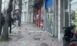 Eskişehir'de kıl payı kurtuluş: Binadan kopan parçalar kaldırıma düştü