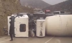 Seyitgazi yolunda kaza: Beton mikseri devrildi