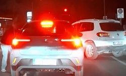 Eskişehir trafiğinde korku dolu anlar: İçinde aile olan arabanın önünü kesti, camları yumrukladı
