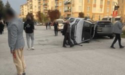 Eskişehir'de iki otomobil çarpıştı: Araç yan yattı
