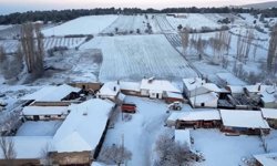 Eskişehir'de kar yağışı mahalleyi beyaza bürüdü
