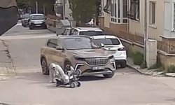 Eskişehir'de yol ortasında yürüyen çocuklu kadına çarpıp kaçtı! Görüntüler tartışma yarattı