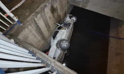 Eskişehir'de otomobil 5 metre yükseklikten kanala düştü