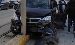 Eskişehir'de otomobil katener direğine tosladı: Tramvay seferleri durdu