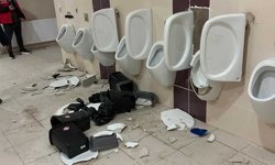 Balıkesirspor taraftarı Prof. Dr. Fethi Heper Stadyumu’ndaki tuvaletlere zarar verdi