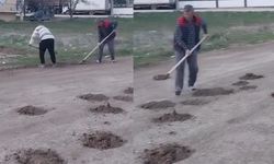 İş başa düştü! Eskişehir'de vatandaşlar sokaktaki çukuru kendi kapattı