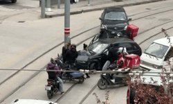 Eskişehir'de otomobil katener direğine çarptı