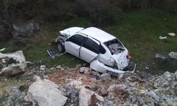 Seyir halindeyken kontrolden çıkan otomobil şarampole uçtu