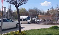 Eskişehir'de kontrolden çıkan araç, kavşak köşesine çarptı
