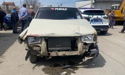 Eskişehir'de kaza: 2 otomobil çarpıştı, 4 araç hasar gördü