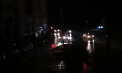 Eskişehir'de kamyon direğe çarptı: Mahalle elektriksiz kaldı