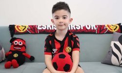 Eskişehir’de 5 yaşındaki minik taraftar hayalini bıraktı: Harçlıklarını Eskişehirspor’a bağışladı