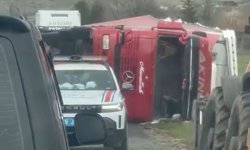 Eskişehir'de seyir halindeki TIR yan yattı