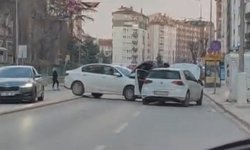 Yılmaz Büyükerşen Bulvarı'nda iki otomobil çarpıştı