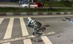 Otomobille çarpışan motosiklet hurdaya döndü: Genç sürücü Eskişehir'de yaşam mücadelesi veriyor