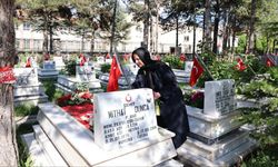 Başkan Ünlüce, bayramın ilk günü şehit mezarlarını ziyaret etti