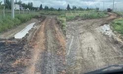 Eskişehir'de yolu şebeke suyu için kazıp onarmadan bıraktılar: "Arabalarımız defalarca çamura battı"
