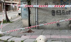 Eskişehir'de binanın çatısından kopan kiremitler kaldırıma düştü