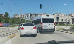 Eskişehir'de trafikte tartışma: Servis aracını üzerine sürdü