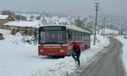 Seyitgazi'de fırtına yolları kapattı: Otobüs mahsur kaldı! Halk ilçe merkezine inemiyor