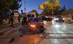 Eskişehir'deki kavşakta korkutan kaza: 2 kişi yaralandı