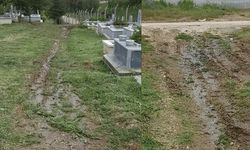 Tepki çeken görüntü: Eskişehir'deki mezarlıkta su borusu patladı