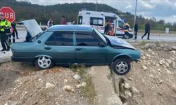 İki araç kavşakta çarpıştı: Yaralılar var!