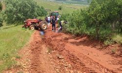 Devrilen traktör can aldı: Feci kazada 1'i çocuk 2 kişi hayatını kaybetti