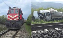 Yolcu treni kamyonete çarptı: Yaralılar var