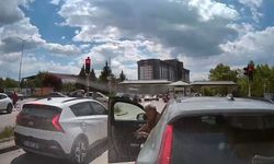 Eskişehir'de yeşil ışığa rağmen hareket etmeyen araç trafikte gerginlik yarattı