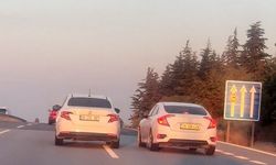 Eskişehir'de birbirini sıkıştıran 2 araç trafiği tehlikeye attı