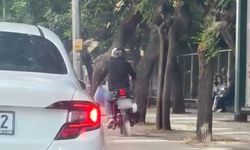 Eskişehir'de trafikten kaçmak isteyen motosikletli kaldırımı işgal etti!