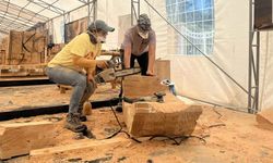 Akademisyen Yeliz Can Tekin Eskişehir'deki festivalde ahşabı sanata dönüştürüyor