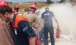 Eskişehir'deki okulun önünde yangın paniği: Otomobil motoru alev aldı
