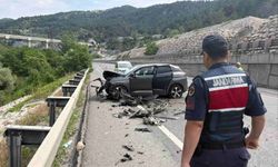 Eskişehir yolunda kaza: Otomobilin parçaları etrafa saçıldı
