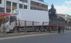 Eskişehir'de makete girdi, el frenini çekmeyi unuttu: Kayan kamyon trafiğin ortasına daldı