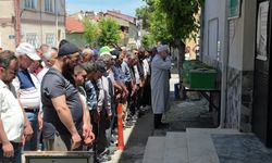 Aracın altında kalarak yaşamını yitiren Ayşe Portakal son yolculuğuna uğurlandı