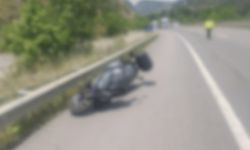 Motosiklet bariyerlere ok gibi saplandı: 40 yaşındaki kadın hayatını kaybetti